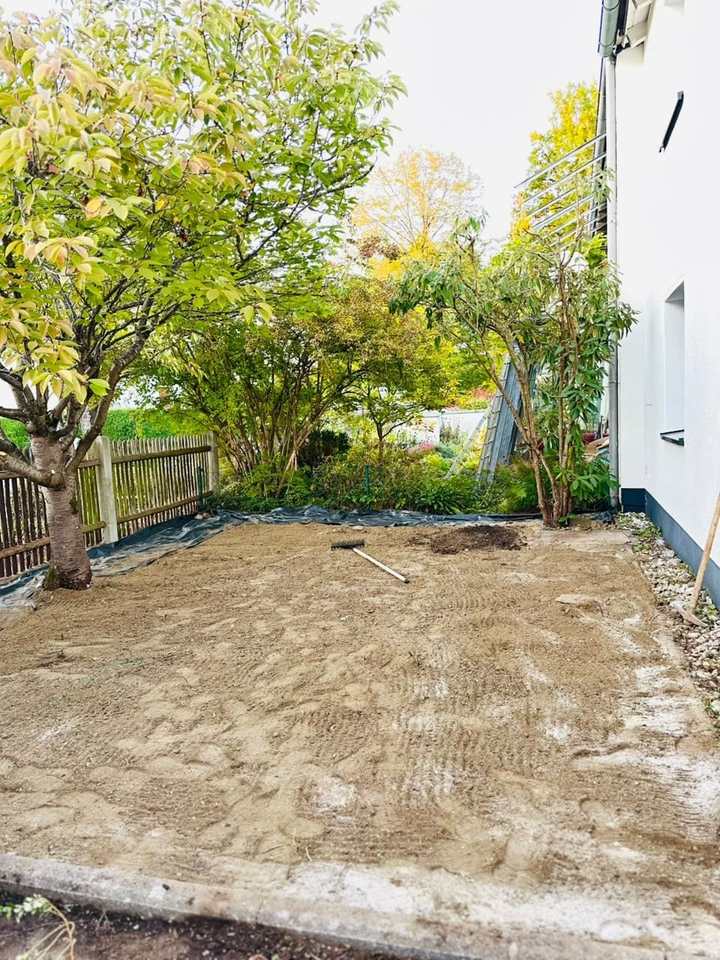 Nachher: geräumte und geebnete Fläche neben dem Haus
