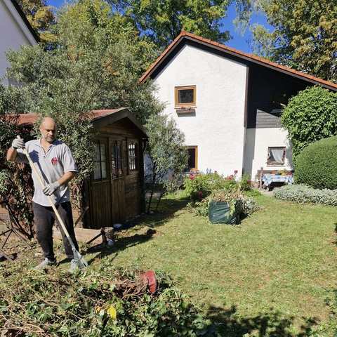 Gartenräumung: Grünschnitt wird zusammengerecht