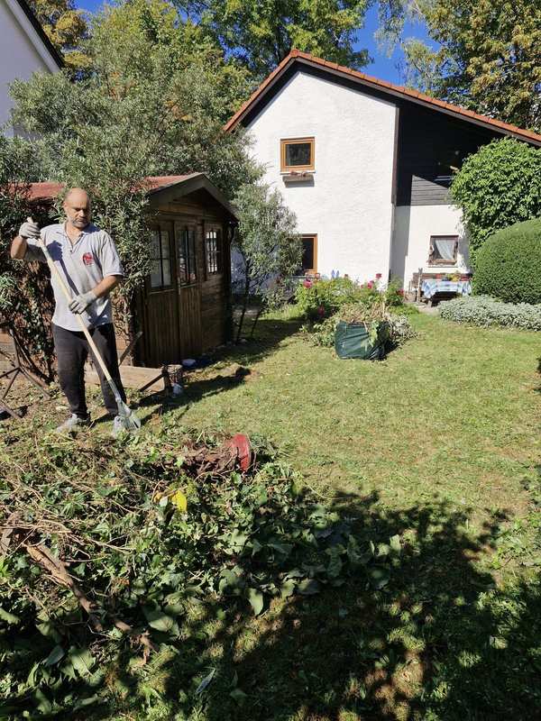 Gartenräumung: Grünschnitt wird zusammengerecht