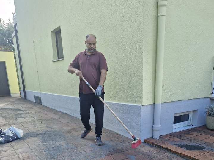 Pflasterfläche wird mit dem Besen gereinigt