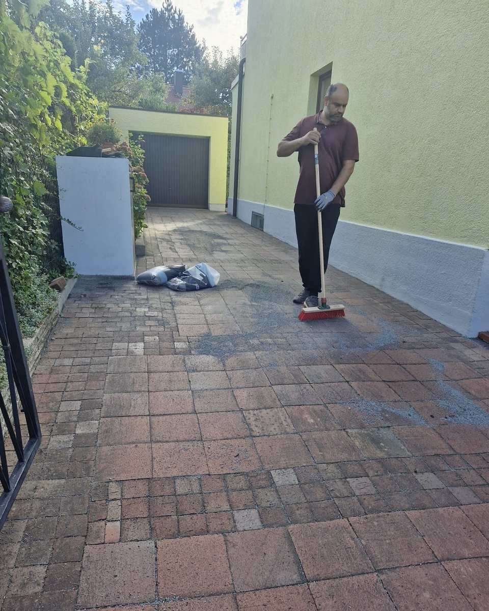 Reinigung einer langen gepflasterten Einfahrt