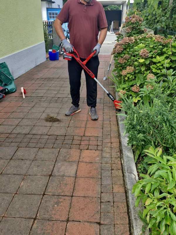 Kantenschnitt an einem gepflasterten Weg