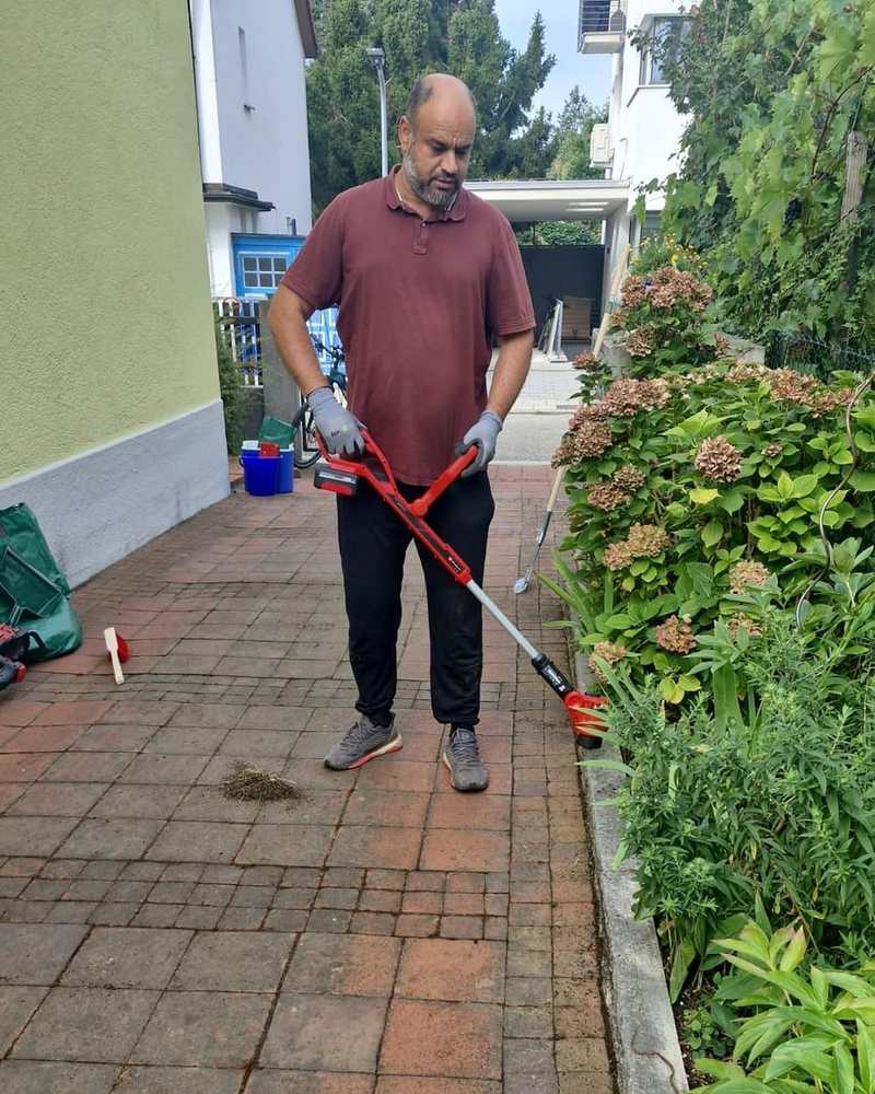 Kantenschnitt an einem gepflasterten Weg