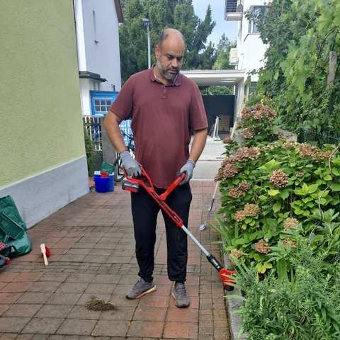 Kantenschnitt an einem gepflasterten Weg
