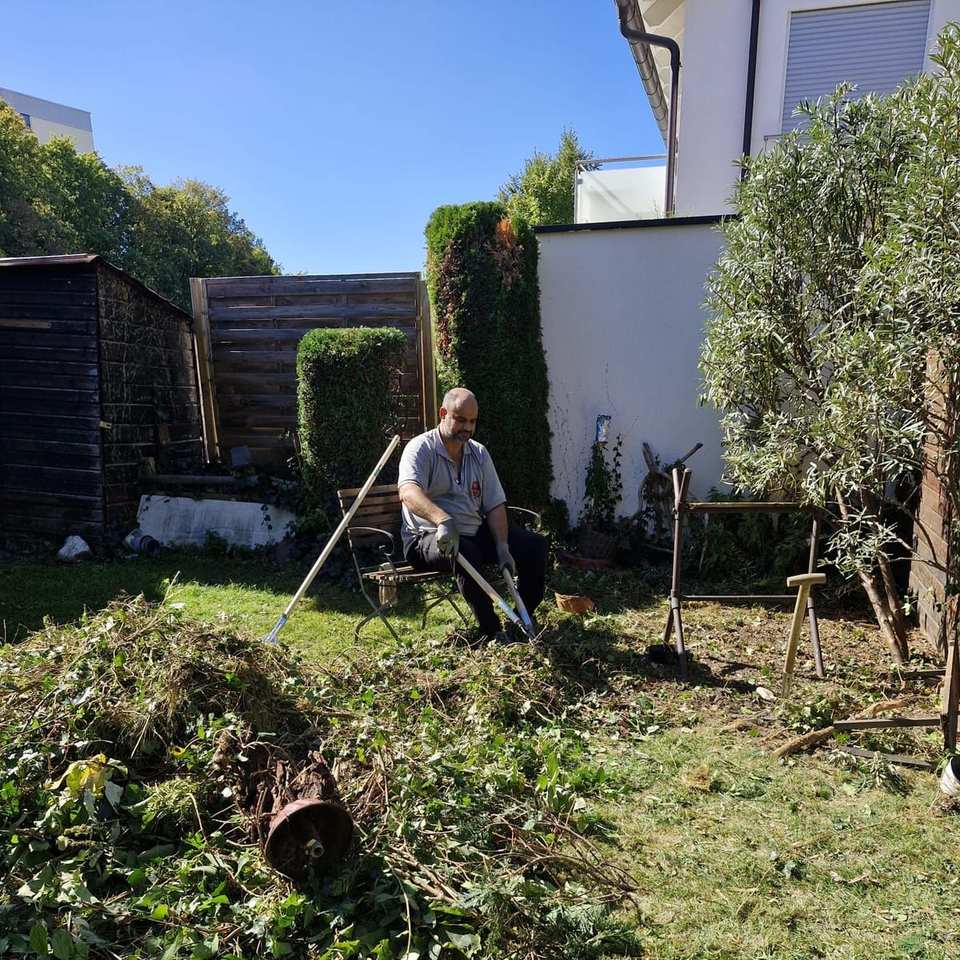Grünschnitt wird mit der Astschere zerkleinert