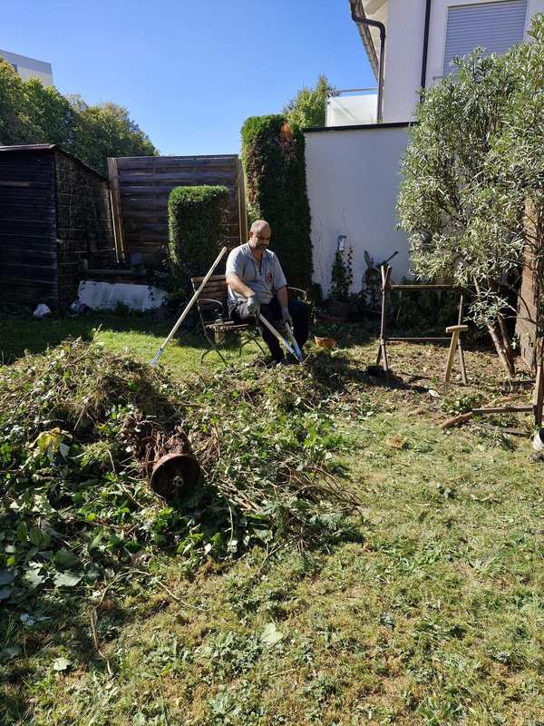 Grünschnitt wird mit der Astschere zerkleinert